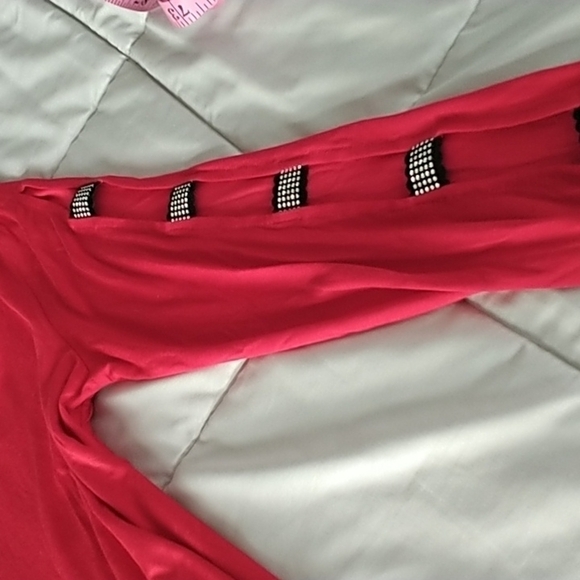 Cable & Gauge Red Tunic Style Top with Cutout & Crystal Sleeves L - Picture 9 of 11